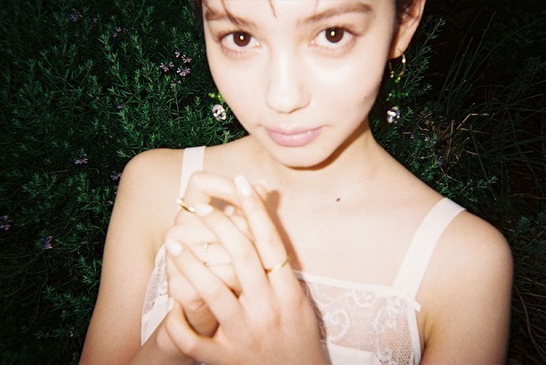 今日は愛花
ViVi7月号「しゅーごー♡
Team ViViモデルズ。」企画から
愛花のオフショットをお届け
ガーリーな女の子からシックな女性へと日々変化してい