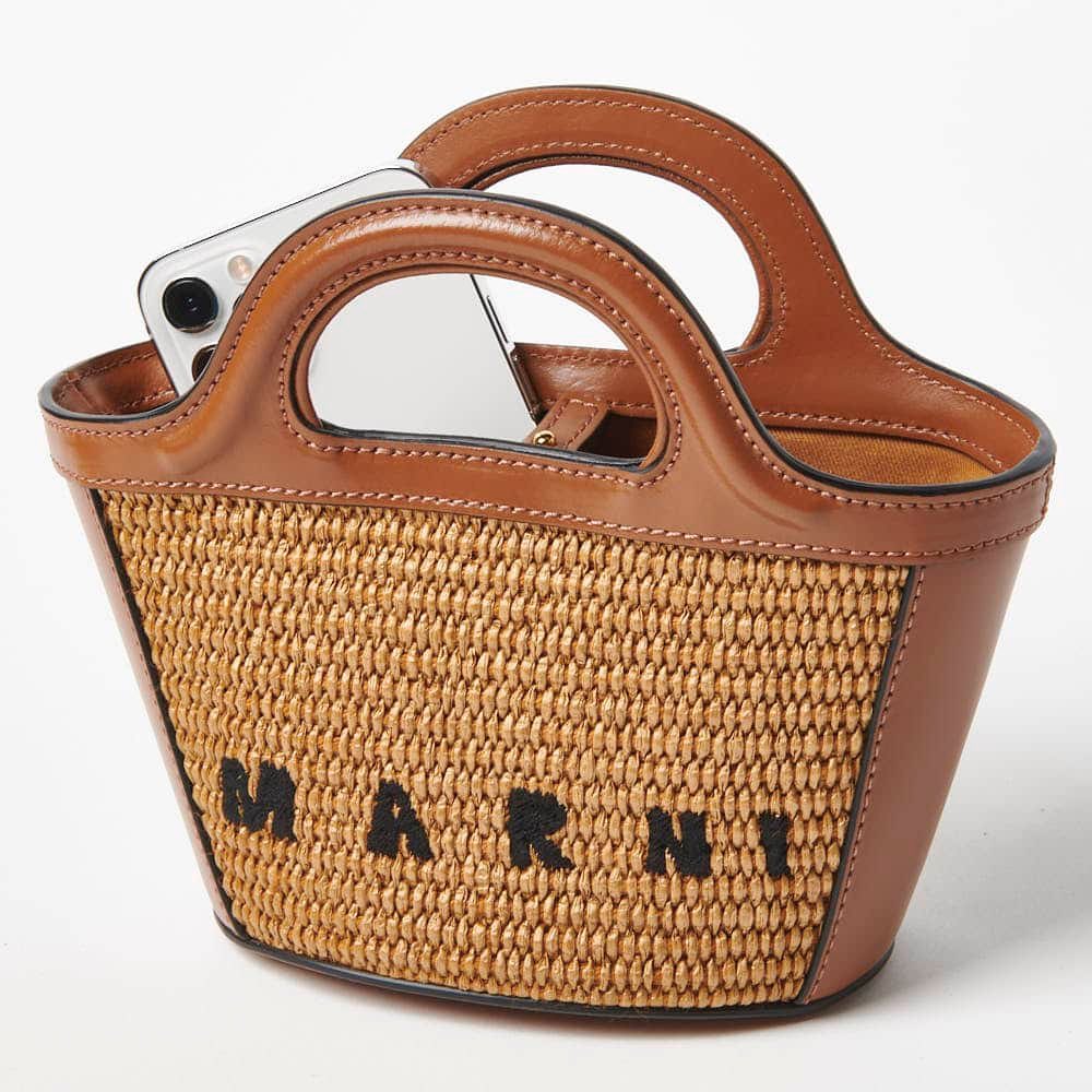 【夏に持ちたい！と思ったらの絵文字で教えてね】 〈MARNI〉のカゴバッグ しっかりとしたレザーのハンドルを備え、ミニサイズながらも持ちやすい