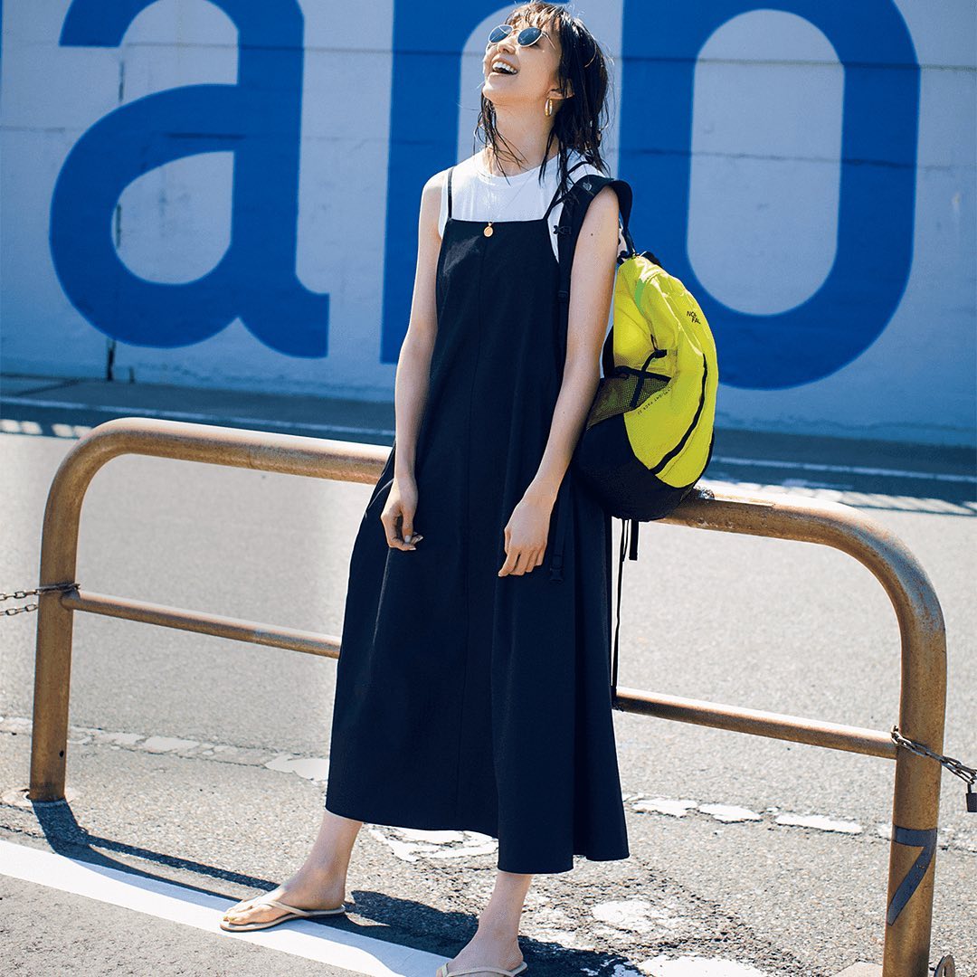 6月日 日 華奢なストラップ フレアシルエットが 女っぽさを引き立てる 黒の キャミワンピ インナーは定番tシャツよりも ノー Magmoe