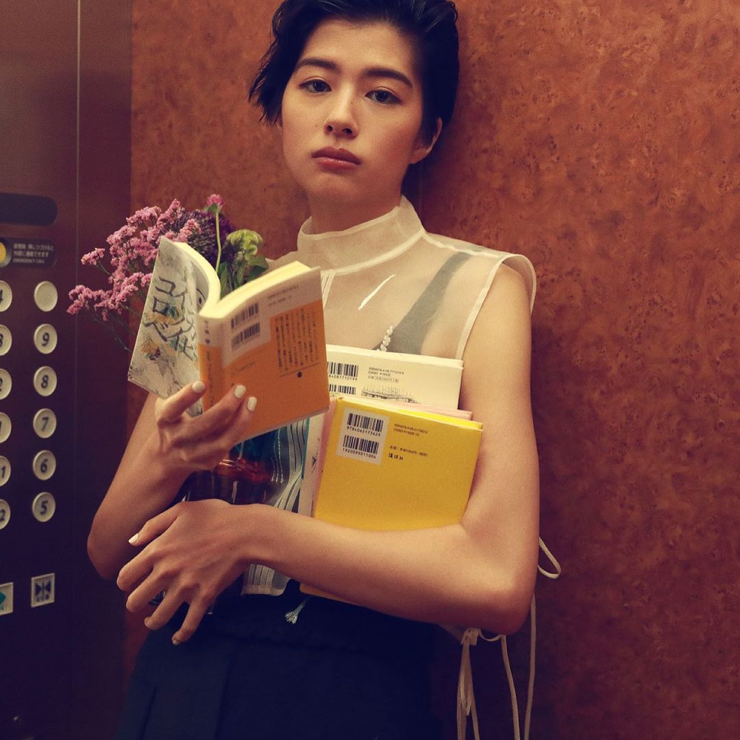 佐久間由衣が選ぶ毎月の本と花の連載、本と花と。VOL.5の今回は、これまでの紹介した本の魅力をさらに深掘りする特別編佐久間由衣の止まらない本への愛をチェックして