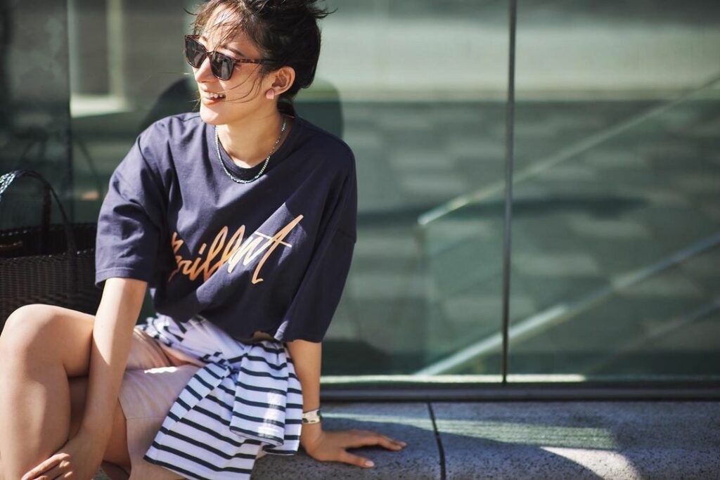 「ロゴT×ハーフパンツ」は夏気分を思いっきり楽しめるコーデ

子どもっぽく見えないためには、ロゴT選びに秘密があります
①ベースを黒やネイビーなどシックな色にす