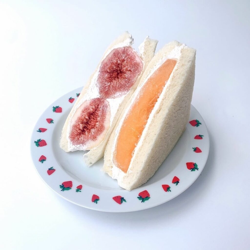 みなさん、fruits and seasonに夏のシーズナブルメニューのイチジクとメロンが登場してますよ
大きくカットされたフルーツを包み込むのは、軽やかな豆乳