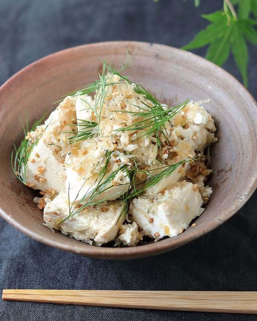 しらすレシピ 爽やかなディルの風味とコクのあるごまがひとつになった豆腐の和え物はおつまみにぴったり しらすはじっくり加熱すると旨みがアップする Magmoe