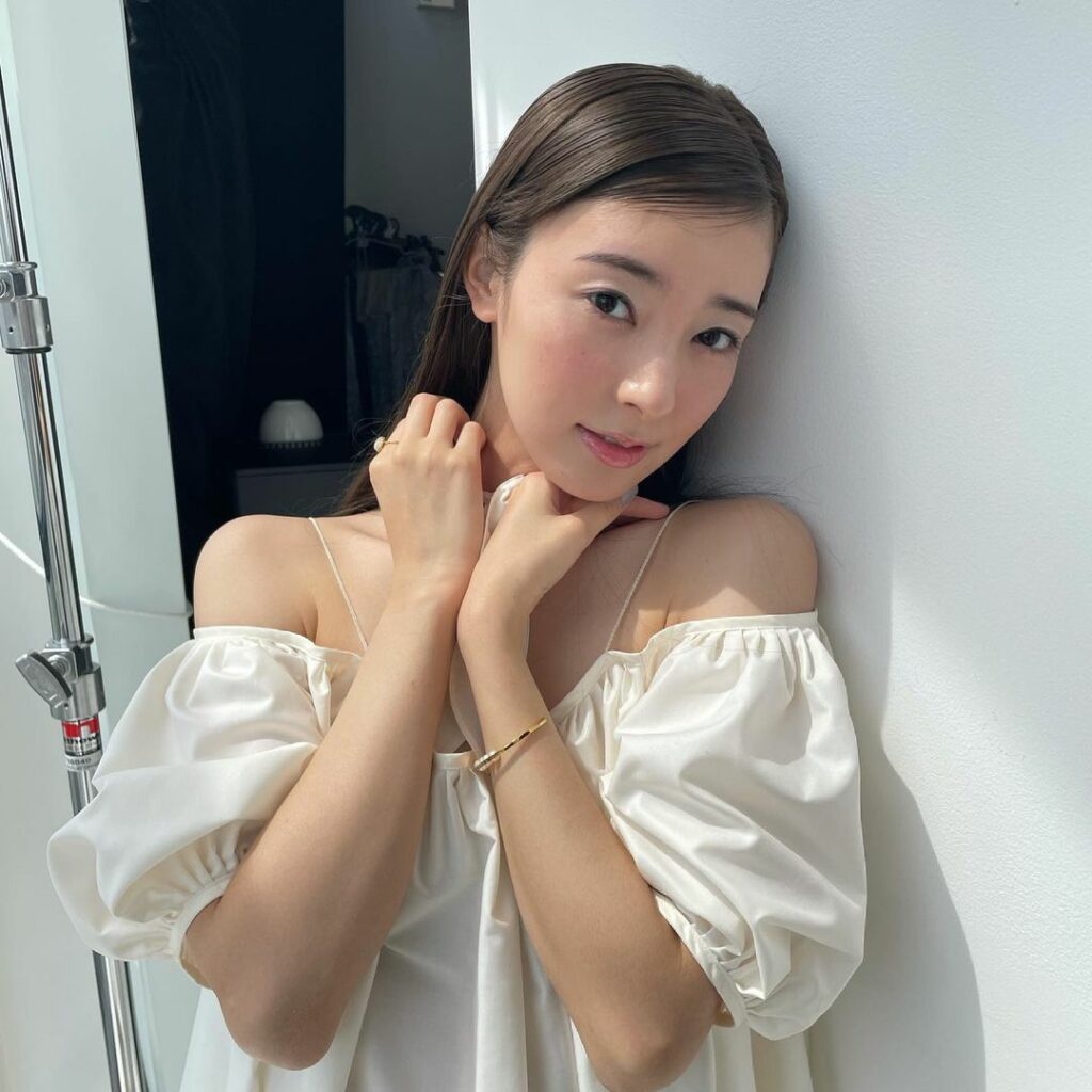 #本日発売 のマキア8月号から#オフショット を公開#宮本茉由 ちゃんの麗しいお姿は#ベストコスメ 企画にて拝めますぜひ誌面をチェックしてくださいね！

トップ