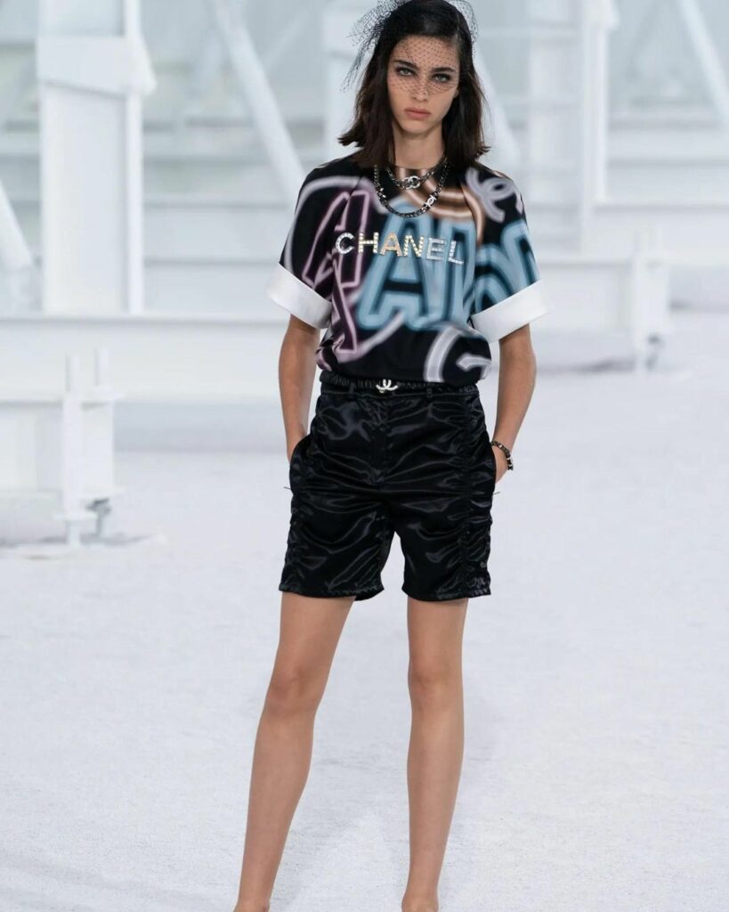 コラム：自分好みにアレンジ自在　大人のショートパンツ攻略コーデ

今年の夏は、ミニボトムスがアツイです！大人の女性が取り入れやすいのは、すっきりと映る黒のショー