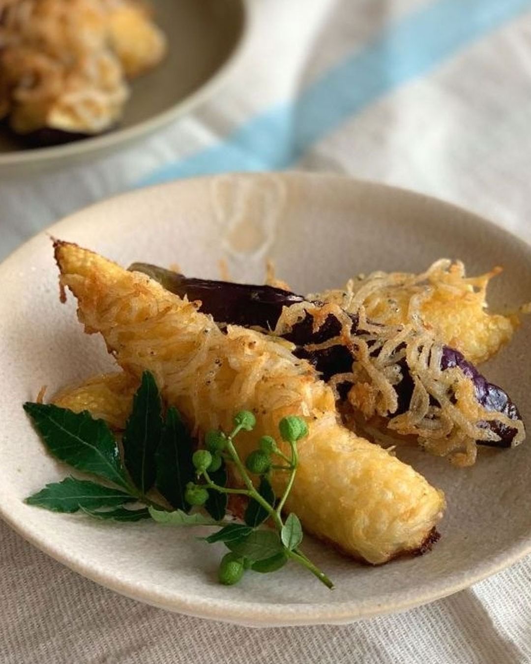 しらすレシピ 】ヤングコーンやなすなどの夏野菜に、しらすを入れた衣を付けて揚げた、カリカリ食感が楽しい一品。おかずに