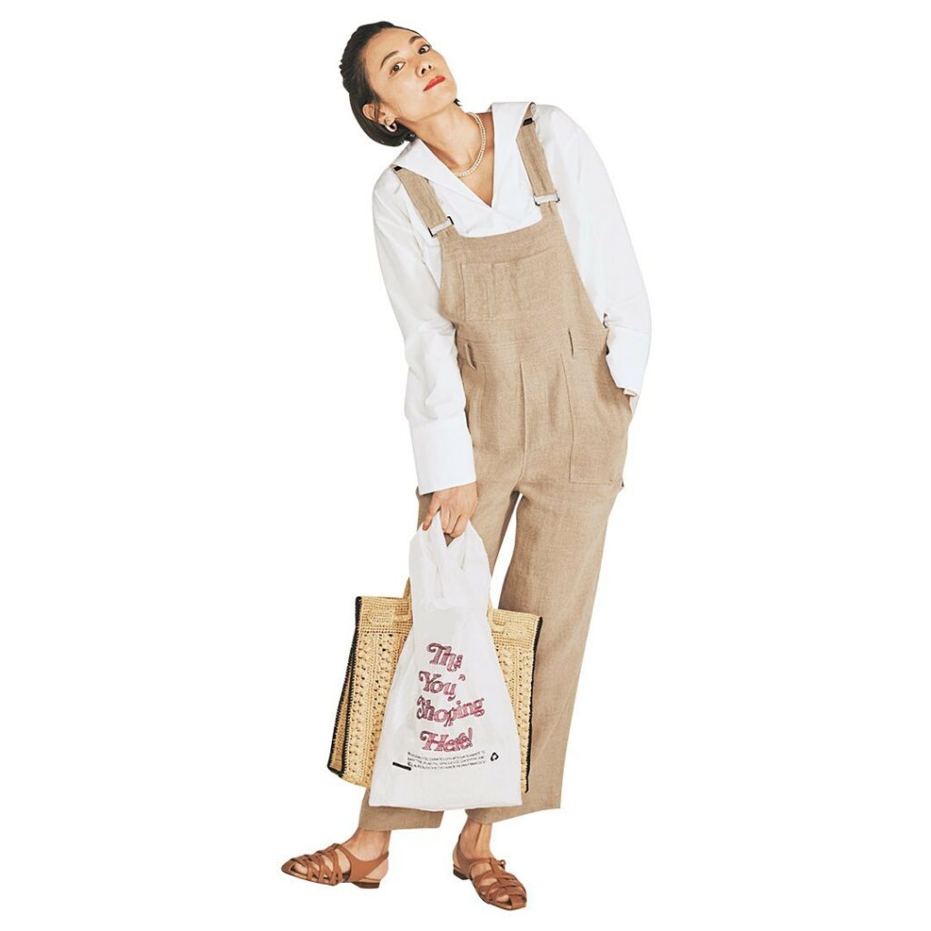 6月24日(木)、⁠⁠
雨の日は、少ないアイテムでサマになる⁠⁠
「オーバーオール」をセレクト。⁠⁠
優しげなベージュを選ぶと大人っぽく見えます。⁠⁠
⁠⁠
V