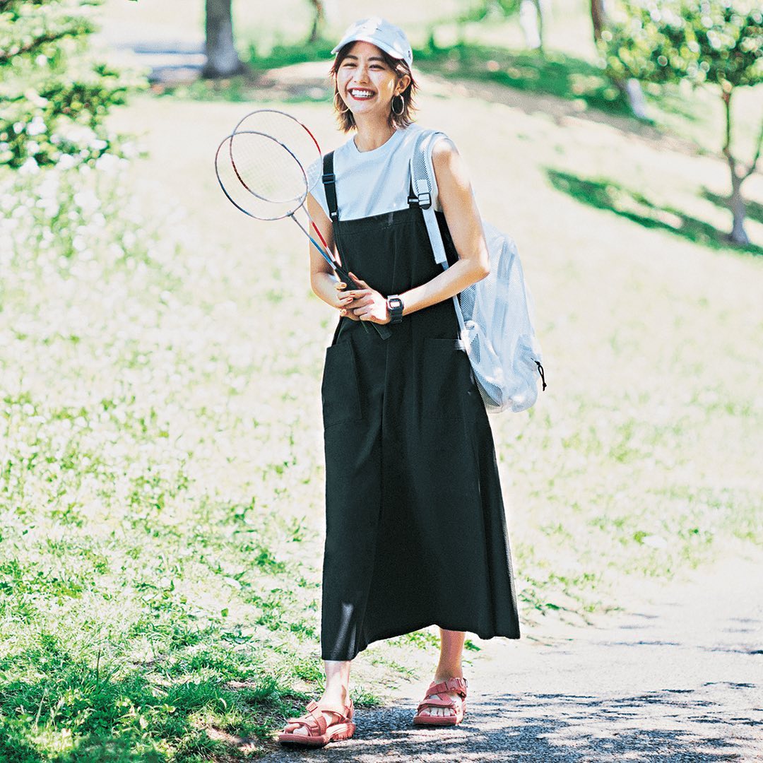 6月27日 日 速乾素材の 黒ワンピ なら 雨でも安心して着られます ノースリtやキャップ リュックと白アイテムを効かせて 大人 Magmoe