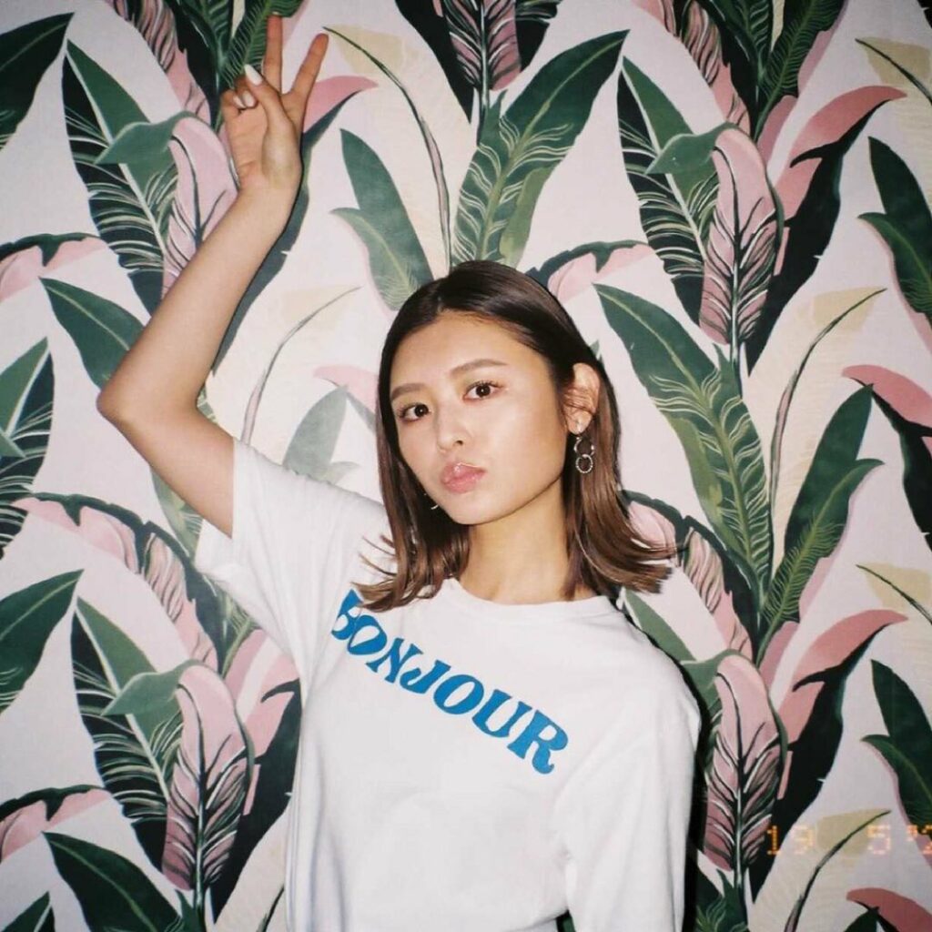 ViVi8月号
「カラフルサマーガールズ」企画から
星夏のオフショットをお届け
トップスやボトムスをカラフルな
ヴィヴィッドカラーにした時は、
白アイテム合わせ