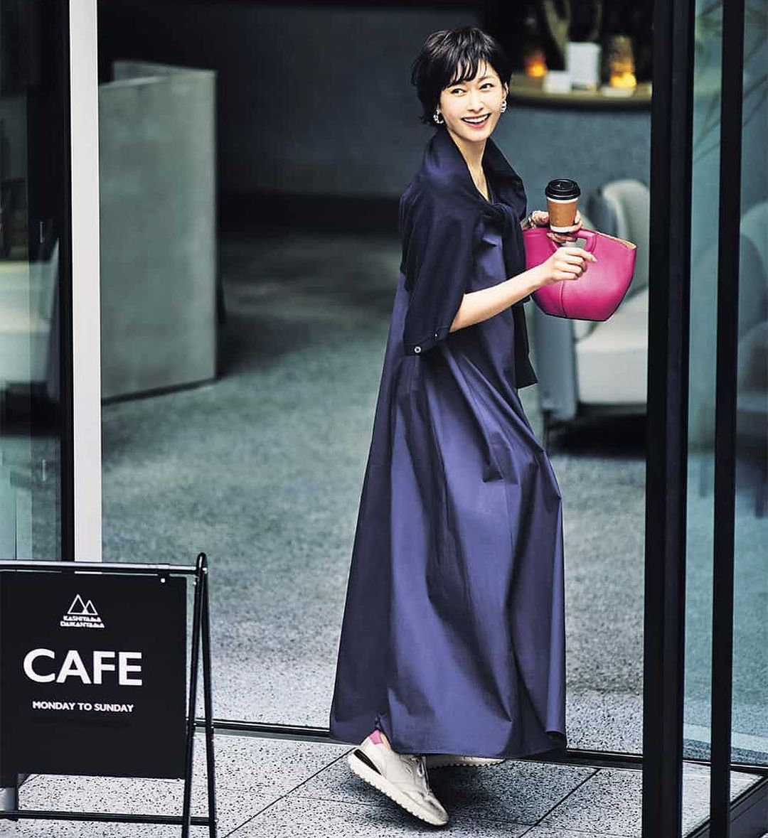明日のコーデ の参考に コンサバなネイビーワンピは学校行事でも使えて スニーカーでお出かけにも使えるシーンレスアイテム 今の季節はカーディガンを肩掛けにす Magmoe 明日のコーデ の参考に コンサバなネイビーワンピは学校行事でも使えて スニーカーでお出かけにも使えるシーンレスアイテム 今の季節はカーディガンを肩掛けにす Magmoe
