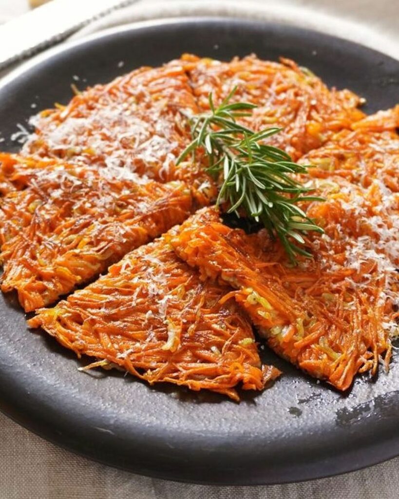 【#しらすレシピ 】しらすの塩気を生かし、カレー粉でスパイシーな味付けのガレットに。にんじんのしっとりした食感に甘みが引き立つワインはもちろん、ビールやハイボ 【#しらすレシピ 】しらすの塩気を生かし、カレー粉でスパイシーな味付けのガレットに。にんじんのしっとりした食感に甘みが引き立つワインはもちろん、ビールやハイボ