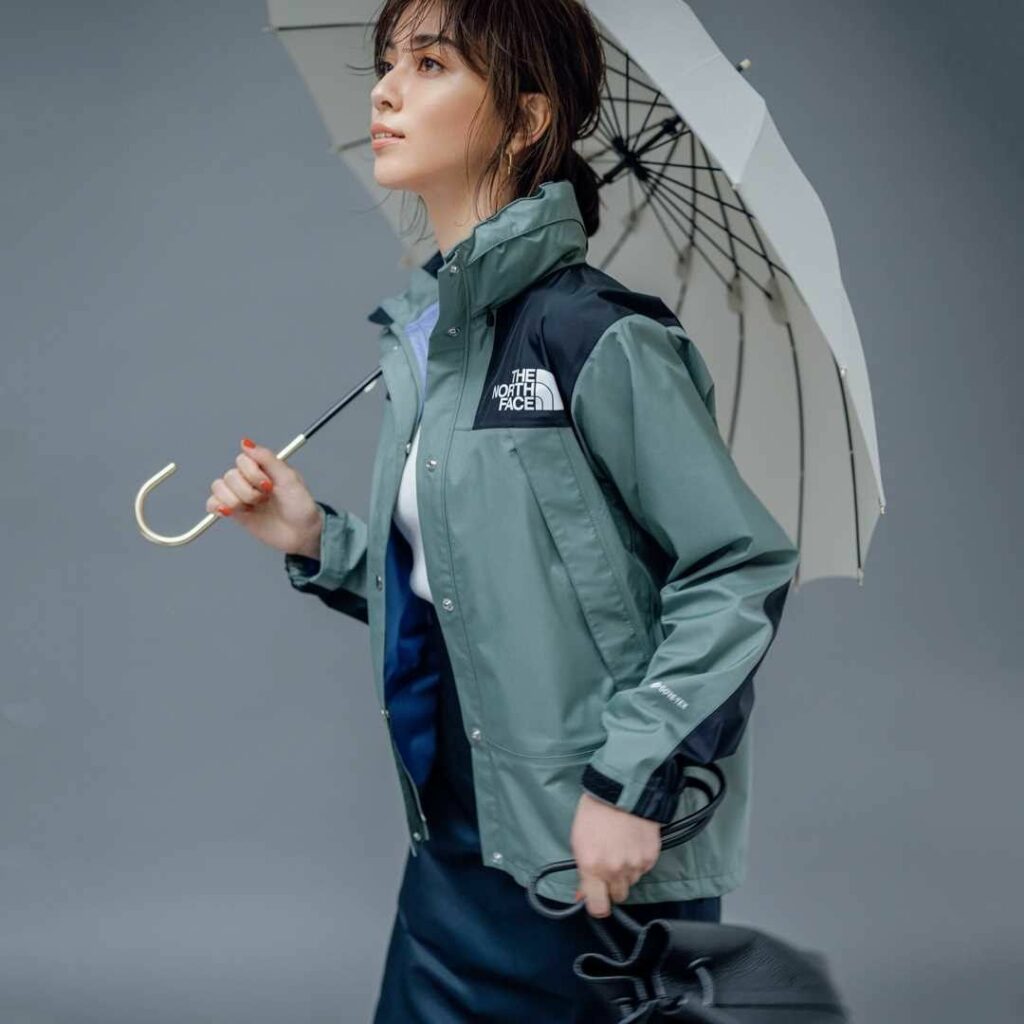 6／28【今日のコーデ】
＼きれいめ派の雨の日コーデ／
【ハイスペックなアウターでセンスよく通勤】
ドライなトーンのグリーンが着こなしのアクセントになるアウトド