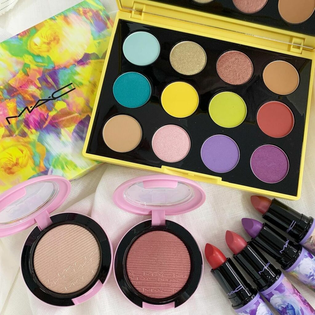 \カラフルなM・A・Cの限定アイテムが登場/
色とりどりの花々が咲き乱れる夏の庭園のような、華やかな限定カラーコレクション「M・A・C ボタニック パニック」。 \カラフルなM・A・Cの限定アイテムが登場/
色とりどりの花々が咲き乱れる夏の庭園のような、華やかな限定カラーコレクション「M・A・C ボタニック パニック」。