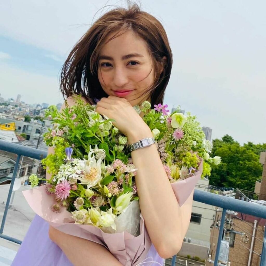 8月号オフショット

この日は堀田茜ちゃんと撮影
ブーケはワンピースの色に合わせて
@ours_flower さんに作ってもらったもの
くすみパステルがお似合い