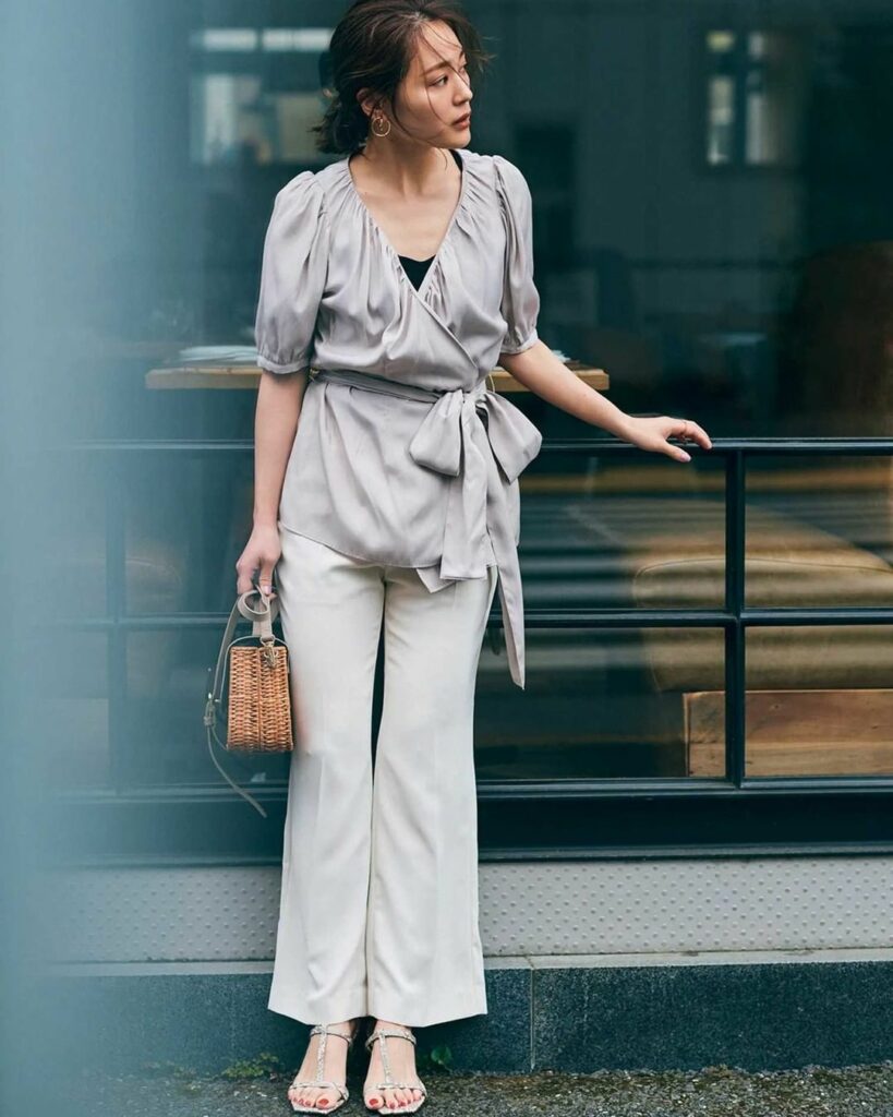 7月2日、今日の東京は雨。最高気温25度、最低気温20度の予報です（気象庁調・17時発表）。

引き続き雨降り予報の金曜日のコーデは、とろみ素材のカシュクールブ