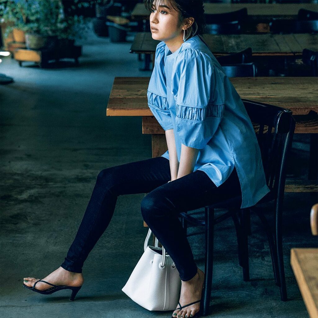 7月6日(火)、⁠⁠
定番の「黒スキニー」を今っぽく着るなら、⁠⁠
ボリューム袖のブラウスを合わせるのが正解。⁠⁠
⁠⁠
爽やかなライトブルーが、⁠⁠
初夏のム