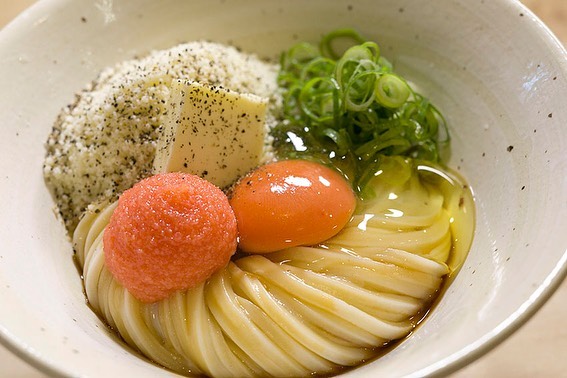 年間1200件の飲食店を食べ歩く人気グルメライター #むにぐるめ さんが何度もリピートしているという、「 #うどん屋新堀 」の釜玉めんたいバターチーズうどん。