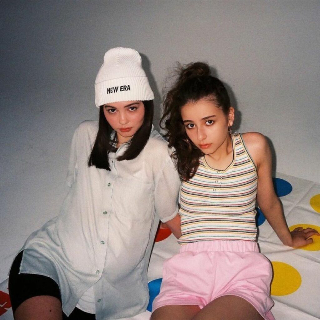 ViVi8月号「ぎゃるの時代、きてます。」企画から
愛花と莉菜のオフショットをお届け
今年はミニ丈ブームが再来！
せっかくミニ丈をはくならスタイルUPさせたいで