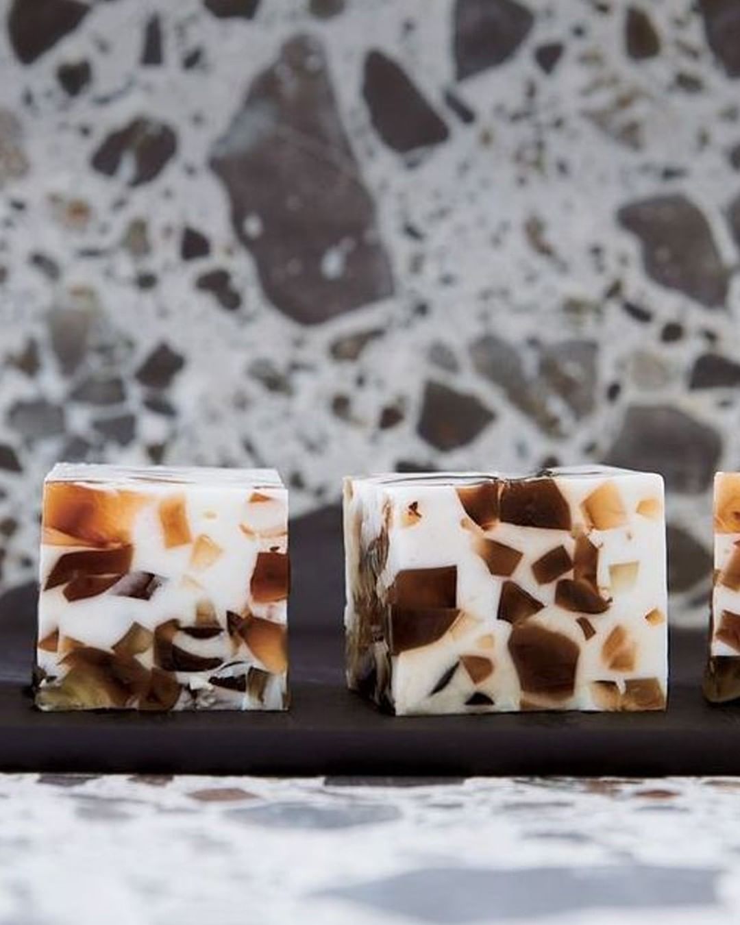 ゼリーレシピ 紅茶や黒糖のゼリーの破片をふんだんに使った一品 まるで人造大理石のように 構築的に作られた美しい見た目は 食卓に映えること間違いなし Magmoe ゼリーレシピ 紅茶や黒糖のゼリーの破片をふんだんに使った一品 まるで人造大理石のように 構築的に作られた美しい見た目は 食卓に映えること間違いなし Magmoe