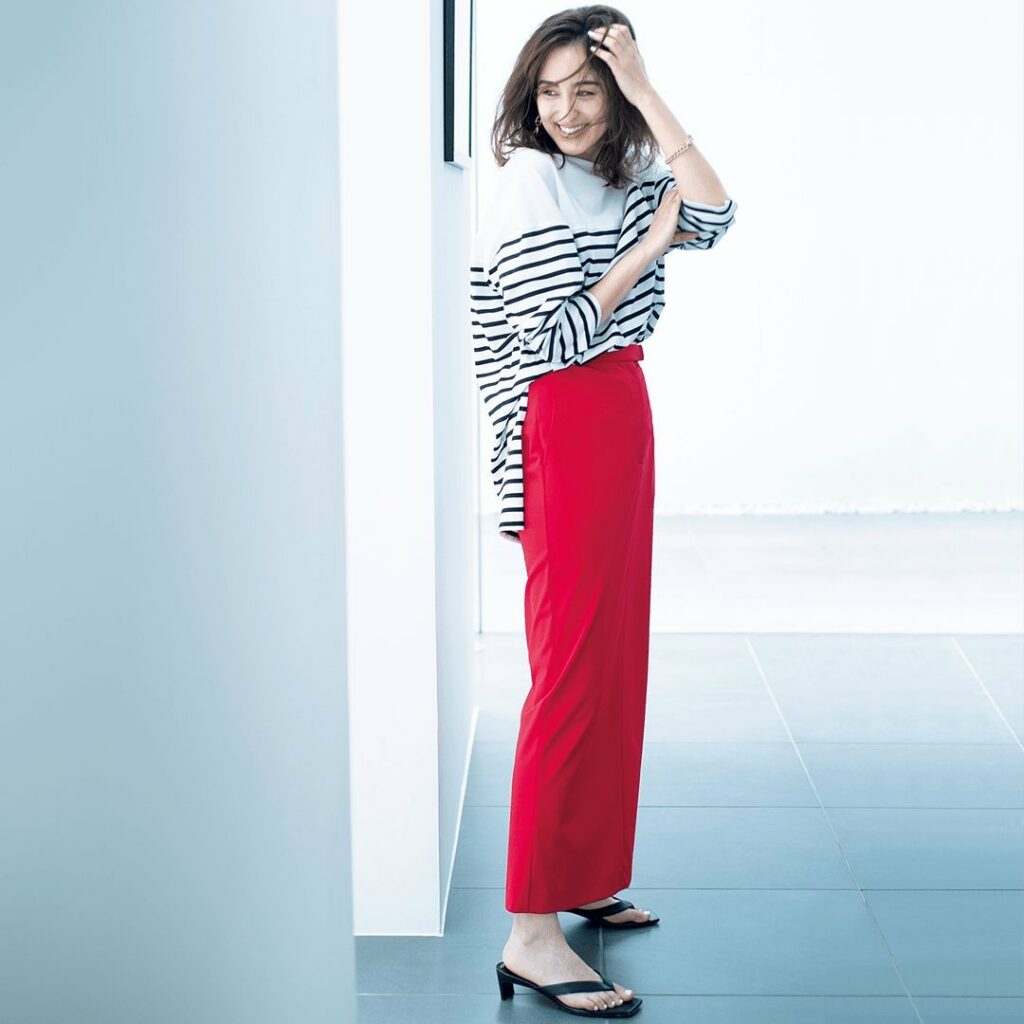 7月11日(日)、⁠⁠
雨空にも映える赤の「タイトスカート」は、⁠⁠
足首までのロング丈が今っぽい。⁠⁠
⁠⁠
トップスは、あえてカジュアルな⁠⁠
「ボーダーカ