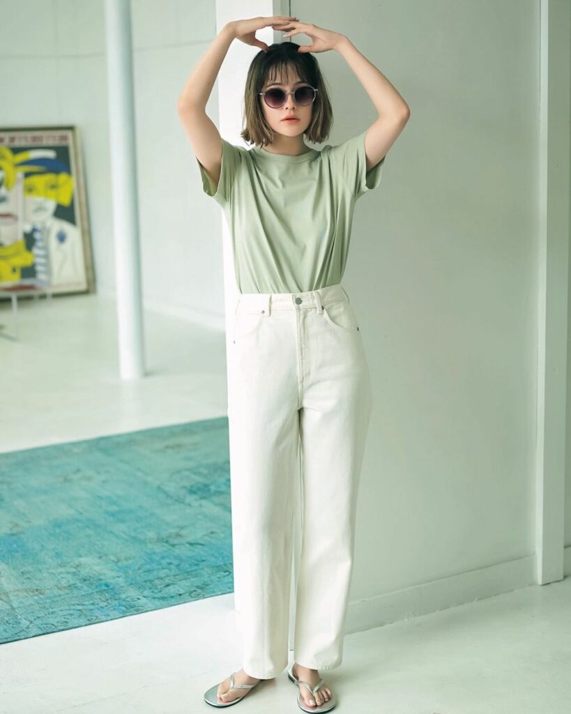 夏のコーデが一気に明るくなる白デニム

GUのハイウエスト&ストレートシルエットの白デニムなら、腰高に見えてTシャツを合わせてもキレイめに着こなせます
しかもこ