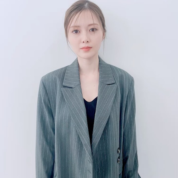 今日はスウィート8月号の発売日です カバーガールは白石麻衣さん 美し過ぎる白石さんのメイクページから始まり 吉川愛さん 瑛茉ジャスミンさん 堀田茜さん 佐藤晴美 Magmoe