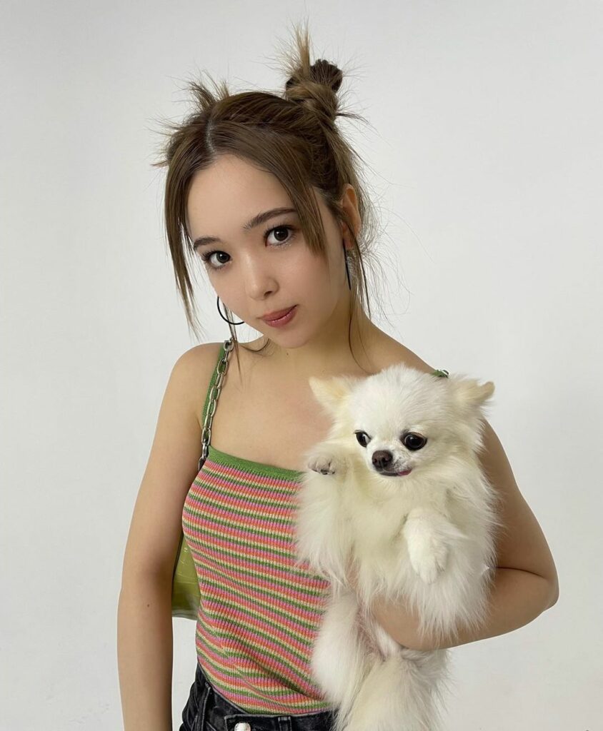 ViVi8月号「ぎゃるの時代、きてます。」企画からニコルのオフショットをお届け

カラフルなマルチボーダーでPOP
な"Kぎゃる"仕上げに
ヘアもコーデに合わせ