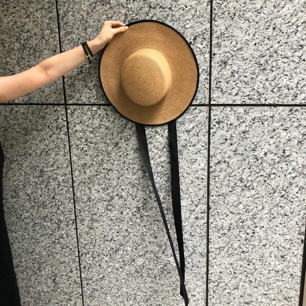 BAILA編集部員のおすすめをご紹介する「エディターズピック」、第70回は夏のシンプルカジュアルに大人可愛いアクセントを添えてくれる「シャルル　シャトン」のリボ