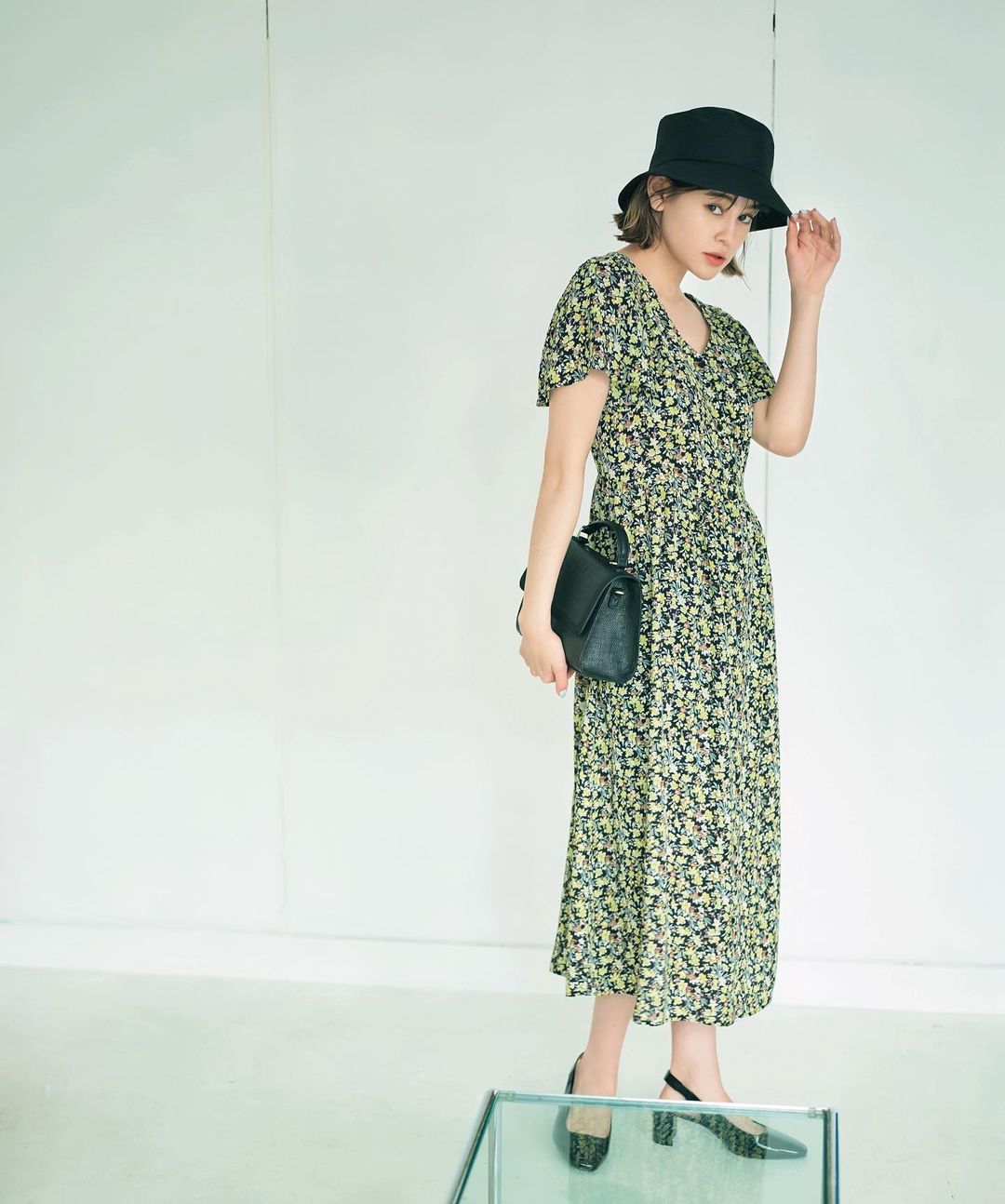 Guが本当にすごいんです With8月号では 働く女子の強い味方 Guを大特集 Emmaが着ている カラフル花柄ワンピ は なんと 2480 挑戦し Magmoe Guが本当にすごいんです With8月号では 働く女子の強い味方 Guを大特集 Emmaが着ている カラフル花柄ワンピ は なんと 2480 挑戦し Magmoe