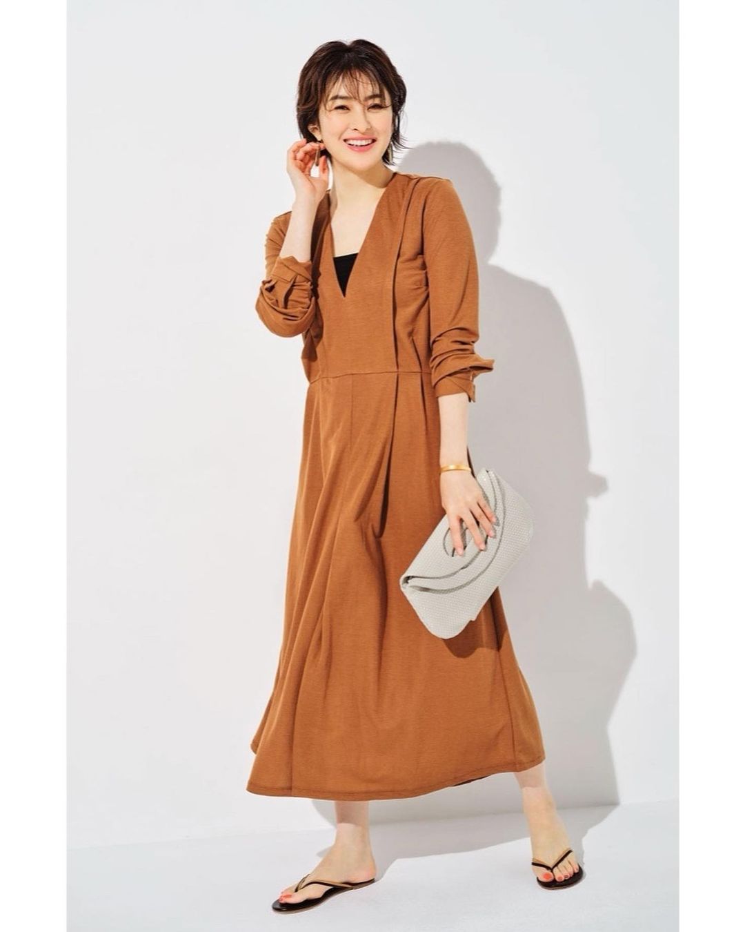 明日のコーデ の参考に 細見えと女性らしさが叶うワンピースは夏の必須アイテム 大胆なカットのvネックが 40代の上半身の丸みをスッキリと見せてくれる ワンピ Magmoe 明日のコーデ の参考に 細見えと女性らしさが叶うワンピースは夏の必須アイテム 大胆なカットのvネックが 40代の上半身の丸みをスッキリと見せてくれる ワンピ Magmoe