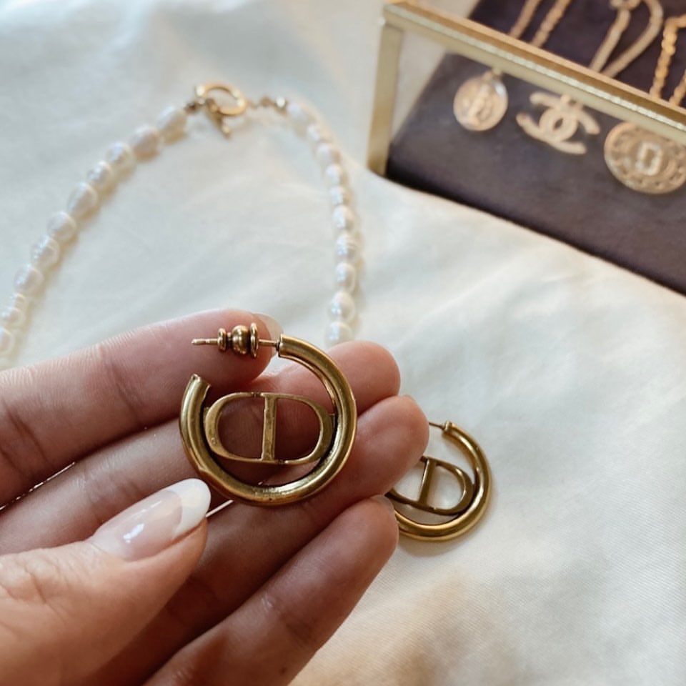 薄着でシンプルなコーデになりがちな夏こそ アクセサリーで差をつけて今季はクラシカルなパールアクセやゴールドアクセが流行中みんなのお気に入り夏アクセも Ell Magmoe 薄着でシンプルなコーデになりがちな夏こそ アクセサリーで差をつけて今季はクラシカルなパールアクセやゴールドアクセが流行中みんなのお気に入り夏アクセも Ell Magmoe