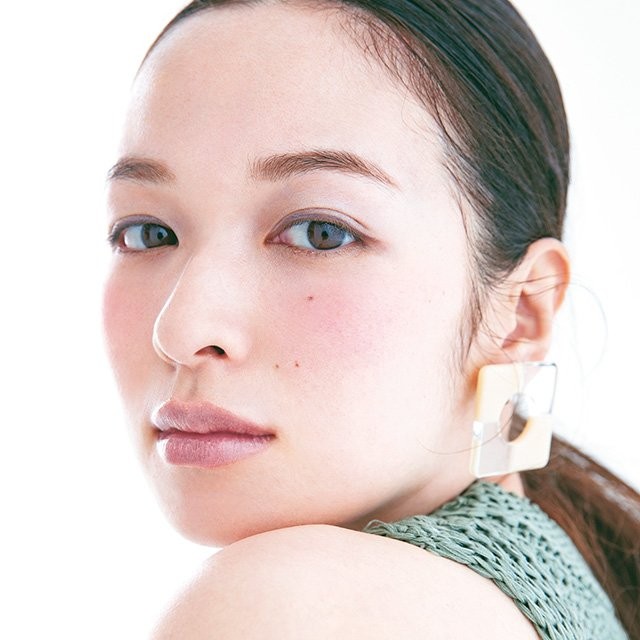 森 絵梨佳 河嶋 希 透けピンクチークで大人の夏メイクを堪能 肌の透明感もプラス この時期にピンクってちょっと季節外れ 甘すぎる と思っていませんか Magmoe