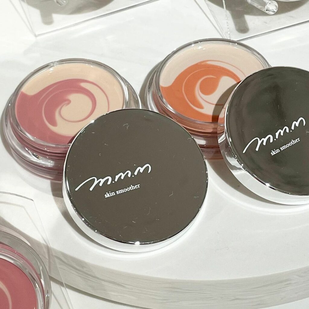 【 #mmm 】大人気スキンスムーザー　#笹川友里 さんのコラボ商品
日常に彩りをプラスする花をイメージしたカラー2種類が登場
︎9月5日 先行販売：Make︎