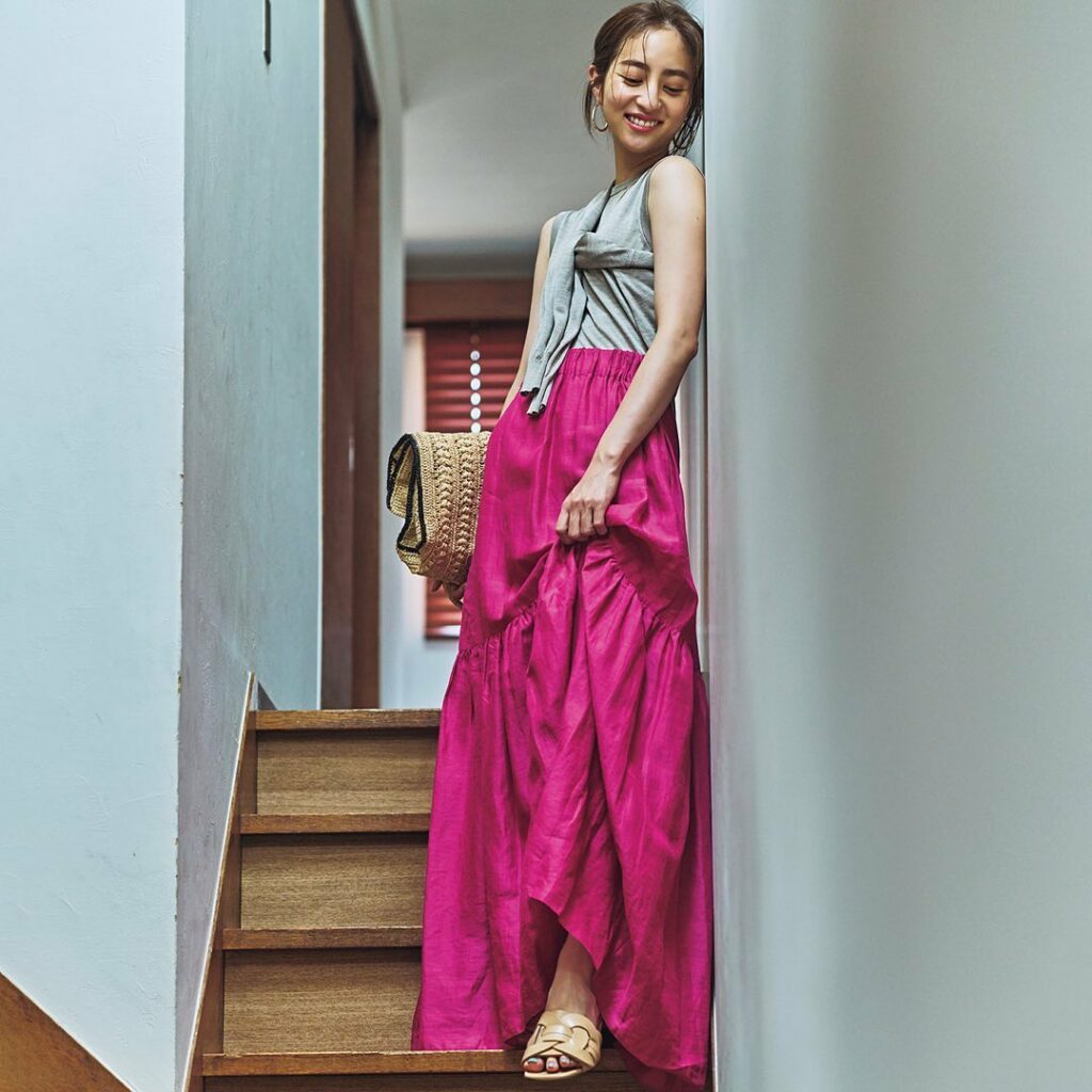 7月19日(月)、⁠⁠
パッと華やかなパッションピンクの⁠⁠
ティアードスカートには、ベージュの⁠⁠
アンサンブルニットやベージュ小物など⁠⁠
なじみのよい色を