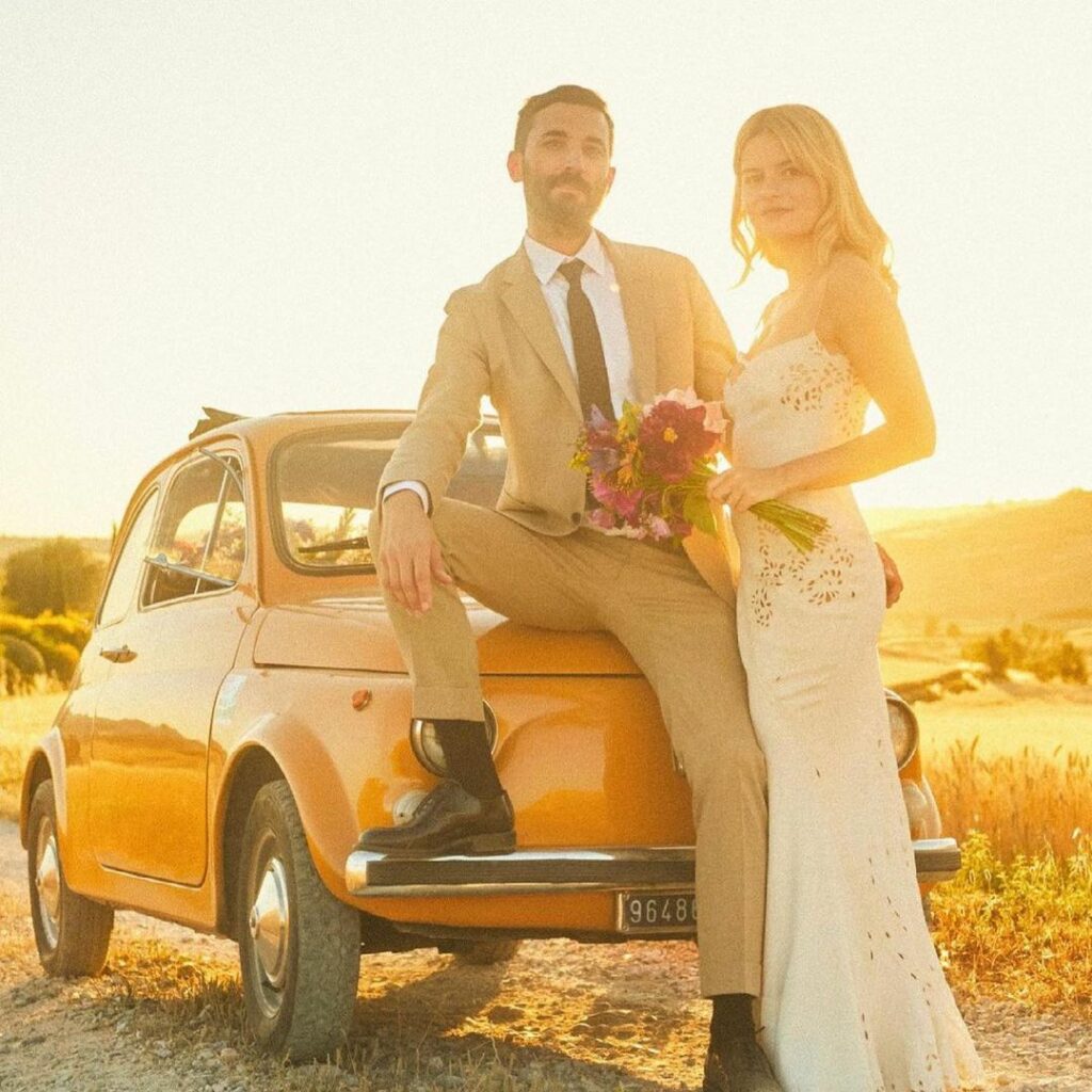 おしゃれパリジェンヌのサビーナ・ソコルがイタリアのトスカーナでウエディング夕刻からスタートしたパーティーがなんとも気持ちよさそう！
..
サビーナのドレスはヴィ