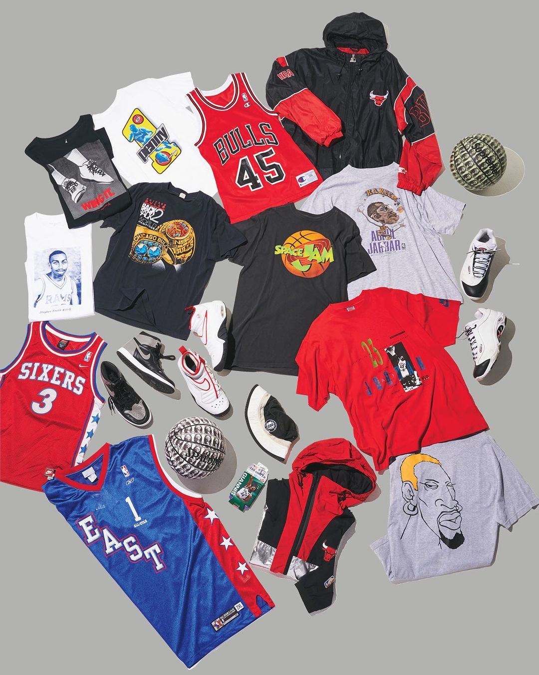 Ginza8月号 新感覚コレクター白書 発売中 スタイリスト 服部昌孝さんが集めているものは バスケグッズ ダボダボの短パンにハイソックス 足元はゴツ Magmoe