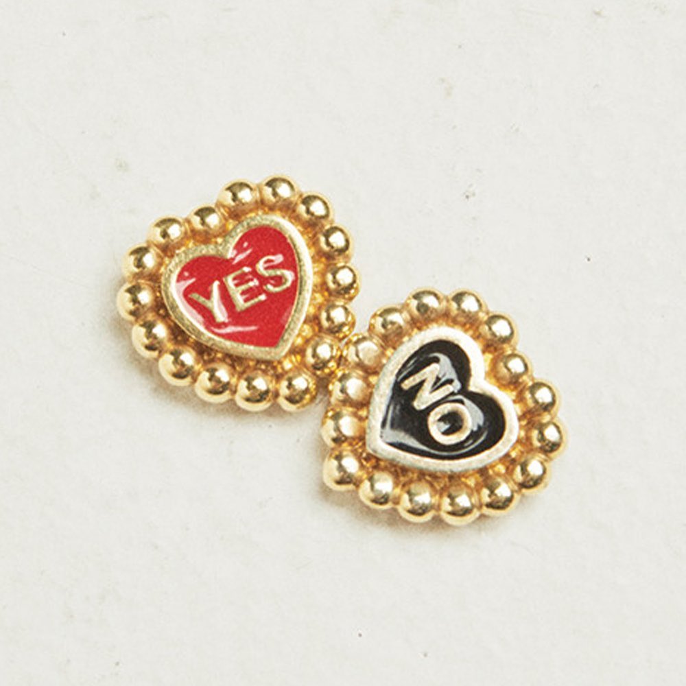 【欲しい！と思ったらのコメントを付けてね】
裏表でつけ替えられるマグネット仕様のイヤジュエリーは、シルバー925に18金メッキで快適なつけ心地。YES? or