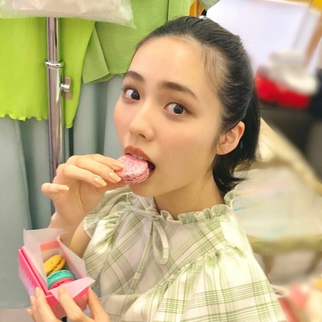 甘いものがだ〜いすきなST㋲たち

#あきたまる はマカロンをパクっ
みんなに可愛い写真をお届けするため頑張ってるモデルたちの、ごほうびタイムなのです

#秋田