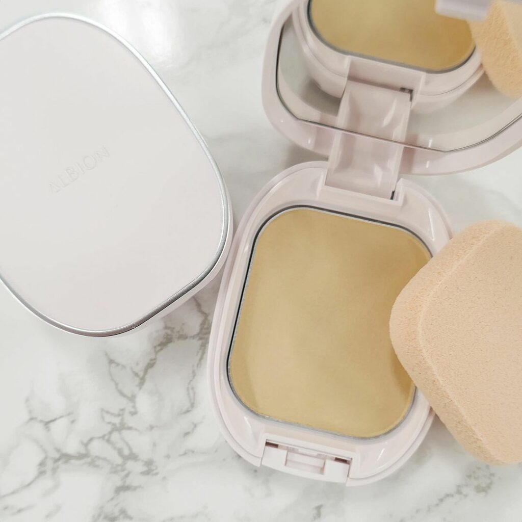 この秋大注目！アルビオンから新パウダーファンデーションが登場します！

なんといっても最大の特長は、粉感のなさ！
重ねても重ねてもするりと肌に溶け込み、粉っぽさ