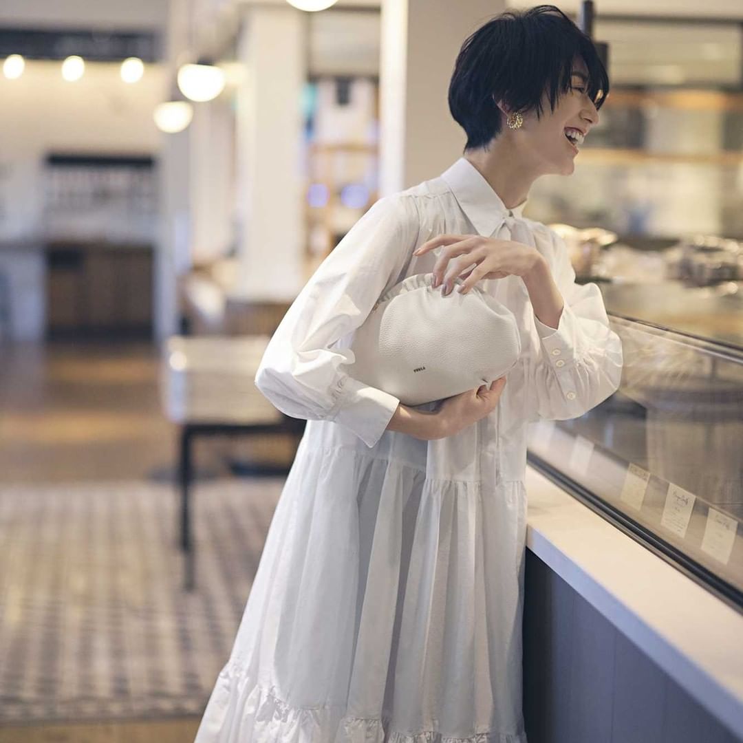 このコーデいいな と思ったらコメント欄にをください 7月25日 日 白のワンピースとクラッチで 清楚さとモード感あるワンピースをまとって 美味しいテイク Magmoe このコーデいいな と思ったらコメント欄にをください 7月25日 日 白のワンピースとクラッチで 清楚さとモード感あるワンピースをまとって 美味しいテイク Magmoe