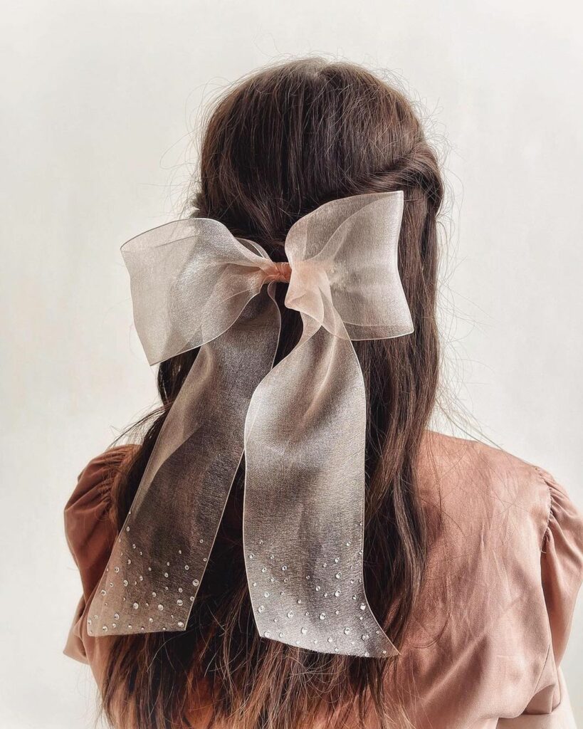#ELLEbeauty いつものヘアスタイルが即座に垢抜けるヘアアクセサリー大人の甘さをプラスするリボンモチーフのヘアアクセサリーはとことんロマンチックなムード