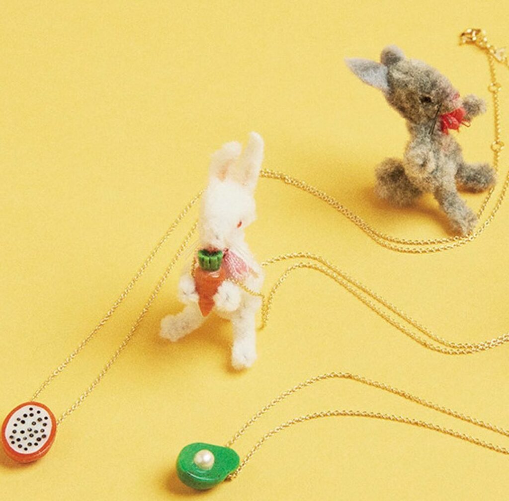 【欲しい!と思ったらのコメントを付けてね】
デザイナーの故郷ベネズエラでよく食べられるというモチーフは、ターコイズや珊瑚でかたどられエネルギッシュ。普段使いのメ 【欲しい!と思ったらのコメントを付けてね】
デザイナーの故郷ベネズエラでよく食べられるというモチーフは、ターコイズや珊瑚でかたどられエネルギッシュ。普段使いのメ