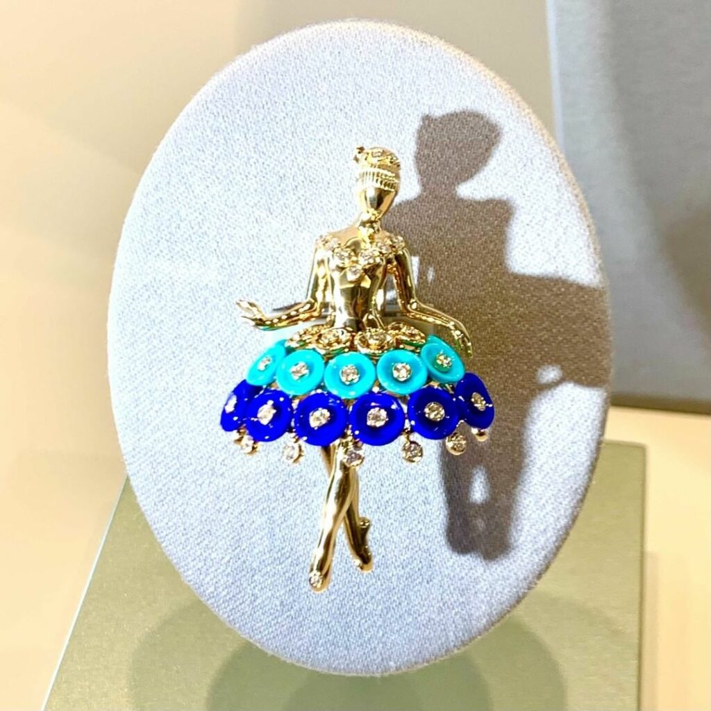 ヴァン クリーフ＆アーペルの“バレリーナ”たちに注目！

〈1枚目〉ヴァン クリーフ＆アーペルのアイコンの一つであるバレリーナ クリップが、スパンコールを想起さ