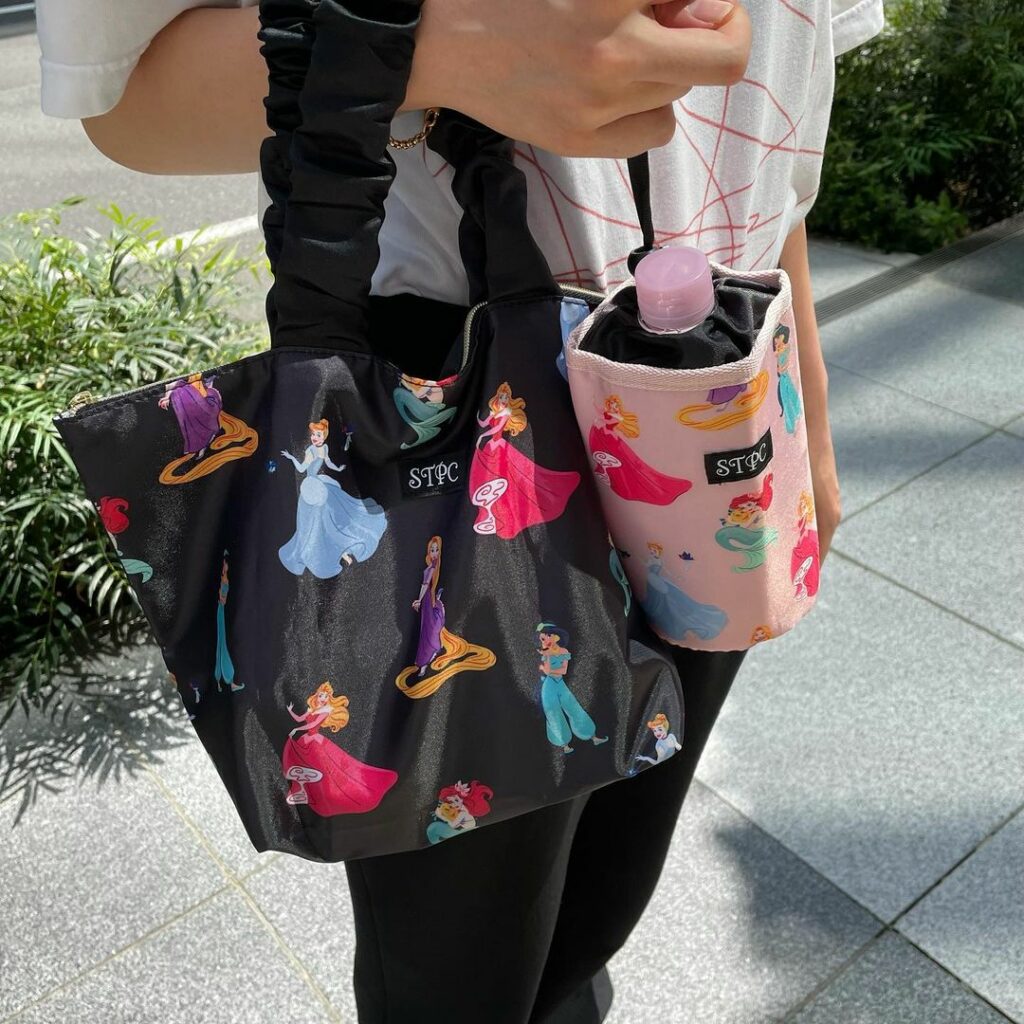 絶賛発売中のsweet8月号はチェックしてくれた？？︎

sweet8月号本誌の付録はサマンサタバサプチチョイスと作成した、ディズニープリンセスが大集合の保冷・