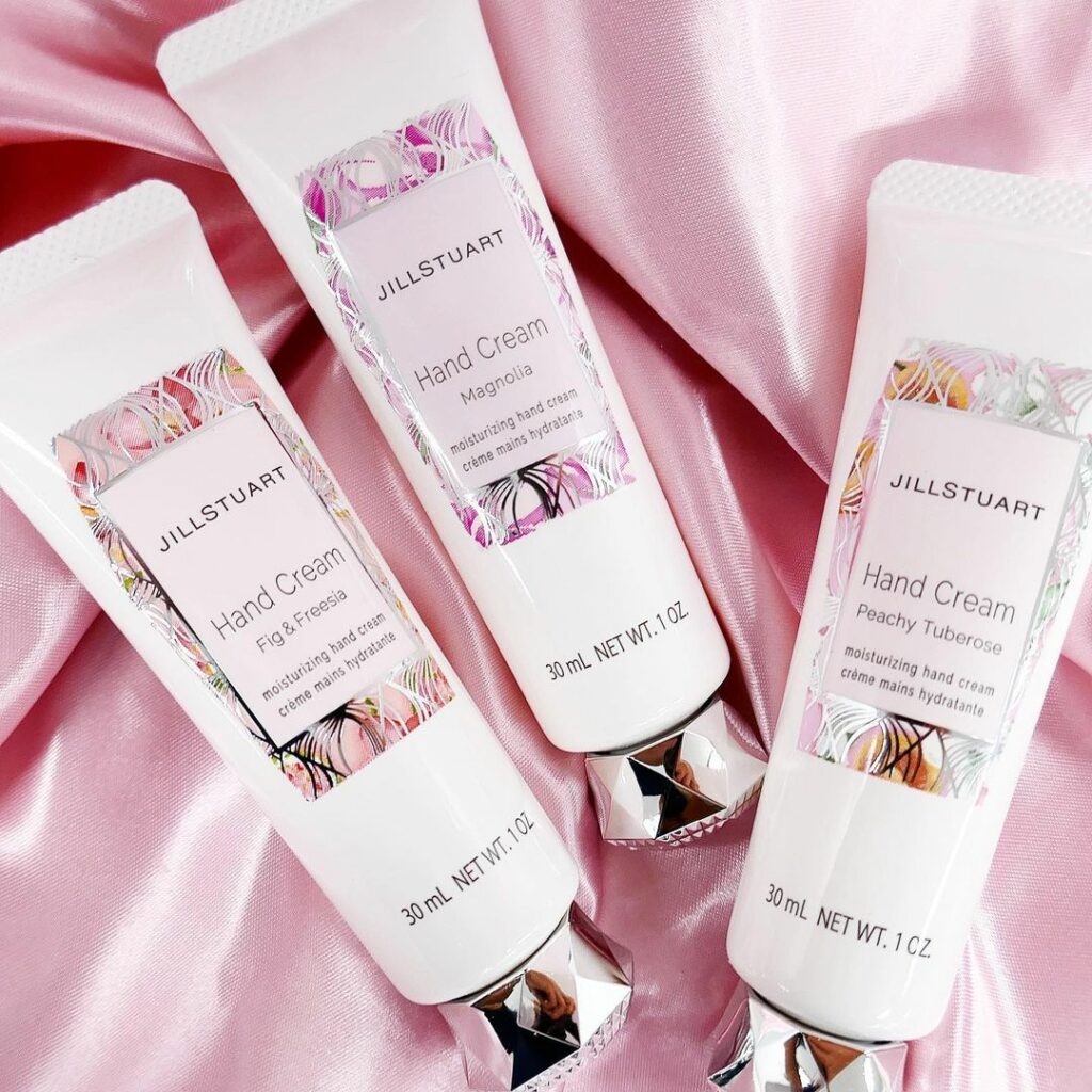 ジルスチュアートからこの夏登場した3つの香りが、人気のハンドクリームに！
花々と果実の芳香な香りとともに、手肌をしっとり潤いで満たします。
体温付近で溶け始める