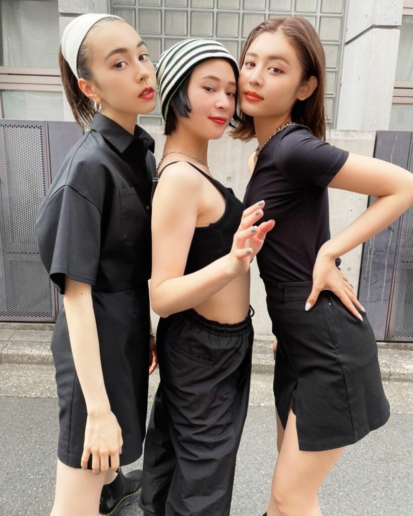 ViVi9月号「夏休みコーデ LOOK BOOK 35」企画から
miu・星夏、そしてゲストモデルのニコちゃんの
オフショットをお届け
今一番真似したい韓国ア ViVi9月号「夏休みコーデ LOOK BOOK 35」企画から
miu・星夏、そしてゲストモデルのニコちゃんの
オフショットをお届け
今一番真似したい韓国ア