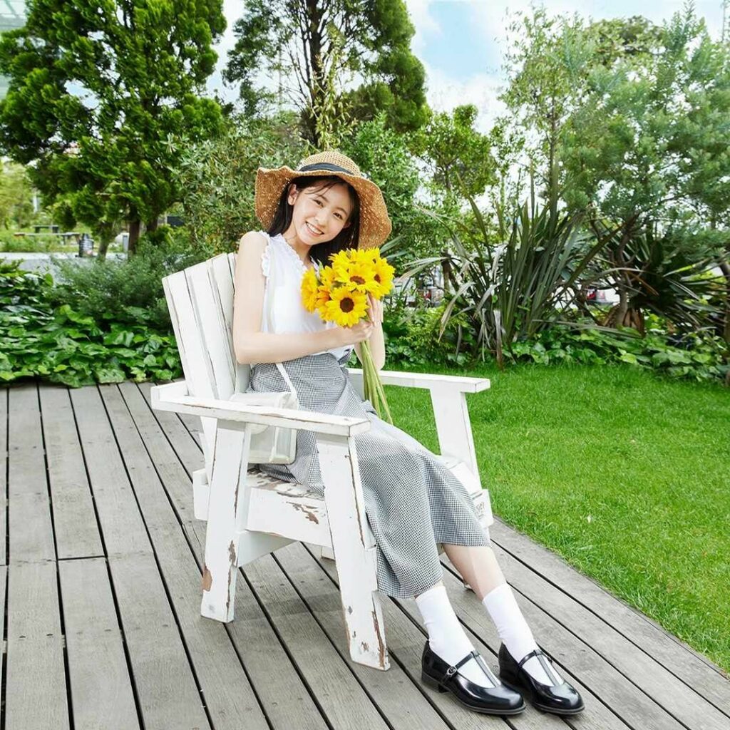 高原のお嬢様ふうコーデ

一足で映えるTストラップシューズ が主役の #夏コーデ だよ
ストローハットやトレンドの #ギンガムチェック 柄ラップスカートも気分を