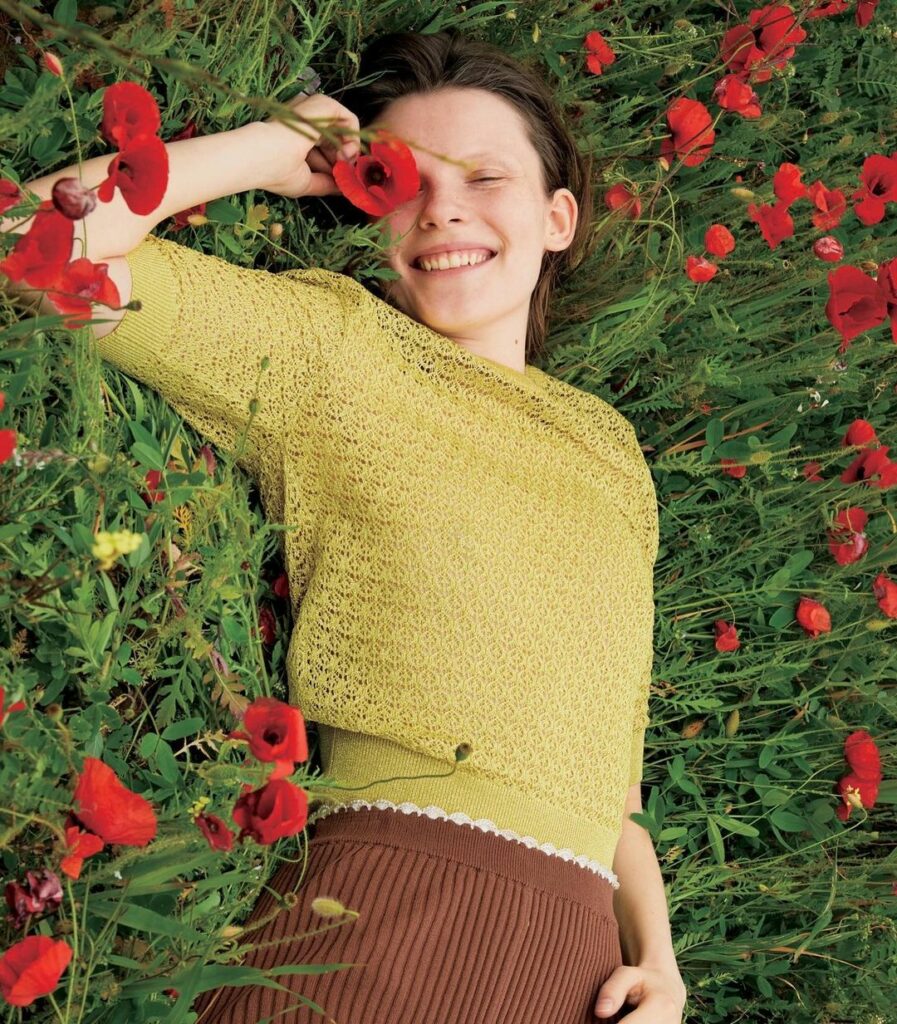 #ELLEfashion 【カラーニットを持っている人はの絵文字をコメントしてね】夏のビーチにぴったりなのは、ハッピーな配色でつくるサマーニットのコーディネート #ELLEfashion 【カラーニットを持っている人はの絵文字をコメントしてね】夏のビーチにぴったりなのは、ハッピーな配色でつくるサマーニットのコーディネート