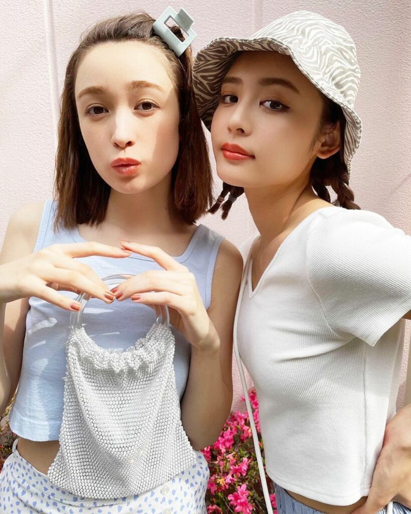 ViVi9月号
「夏休みコーデ LOOK BOOK 35」企画から
サチと星夏のオフショットをお届け

コーデのテーマは
「水族館に行く日」

サチは美ラインス