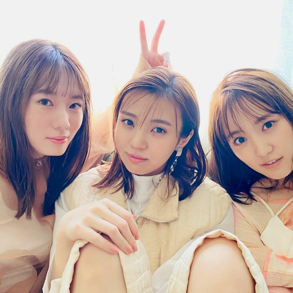 「櫻坂46として生きる覚悟」大人なモードの１期生チーム可愛くてため息
ゆいぽんのひざこぞうにもきゅんです♡

そのカメラの後ろでは、待機中の森田さん、藤吉さんが